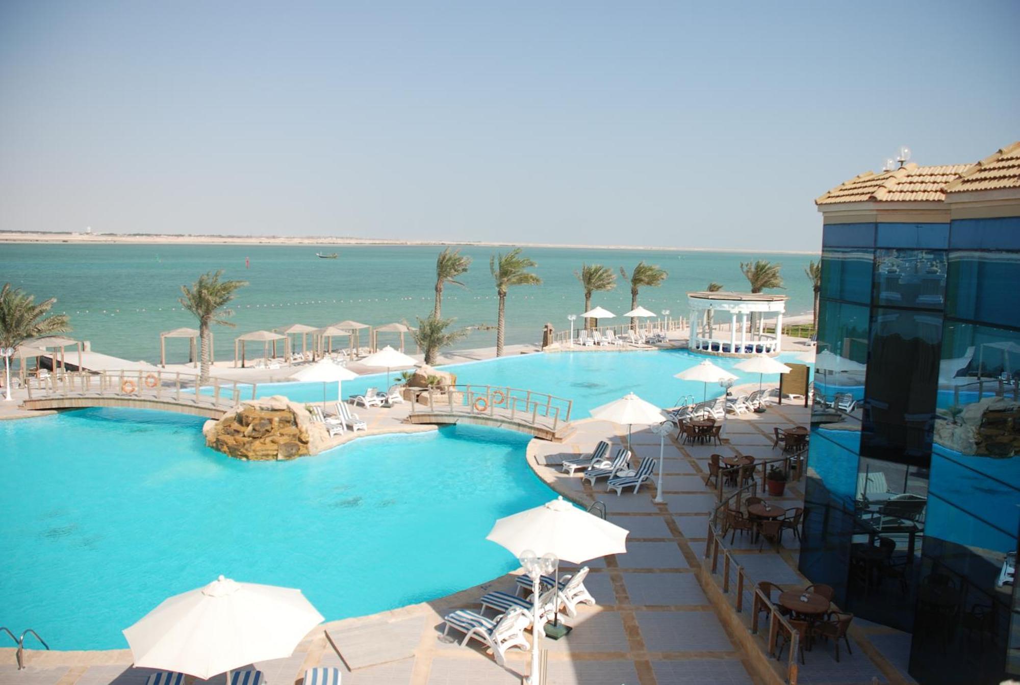 알 술탄 비치 리조트 알코르 외부 사진 The pool at the Grand Hotel