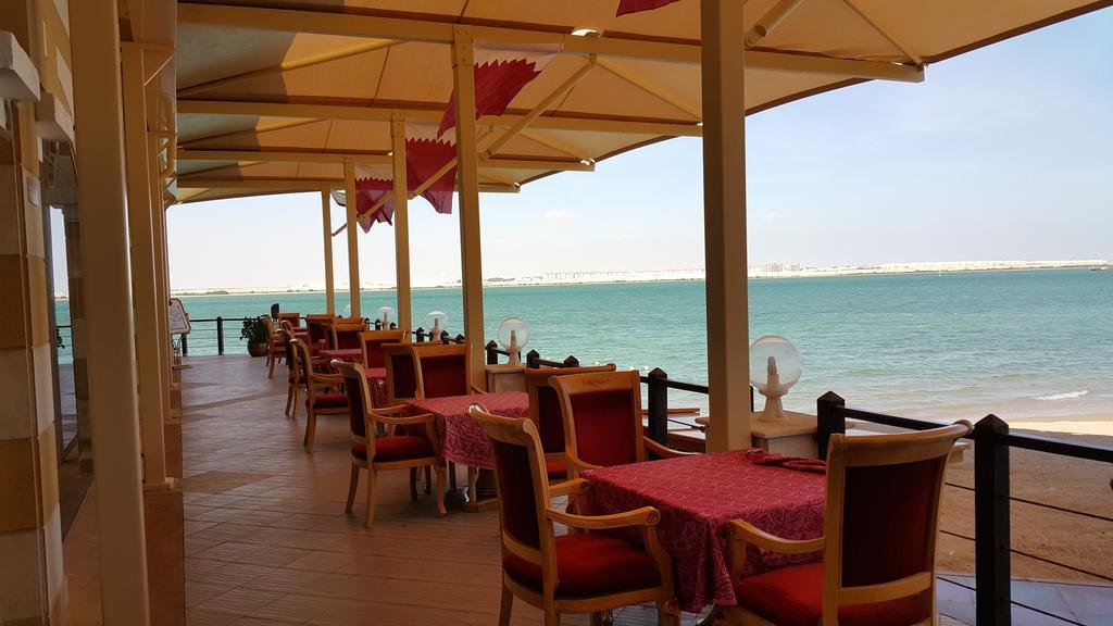 알 술탄 비치 리조트 알코르 외부 사진 A restaurant in Al-Shaqra