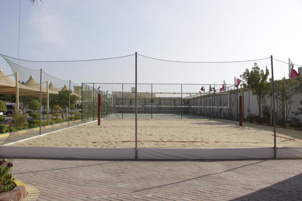 알 술탄 비치 리조트 알코르 외부 사진 A paddle tennis court in Spain