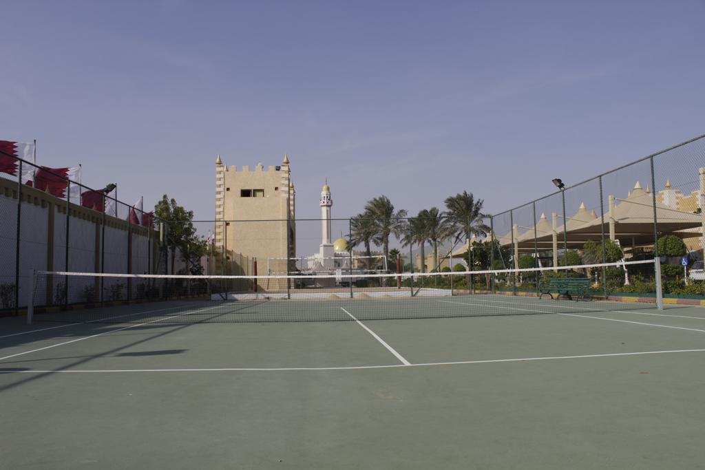알 술탄 비치 리조트 알코르 외부 사진 Tennis courts at the resort