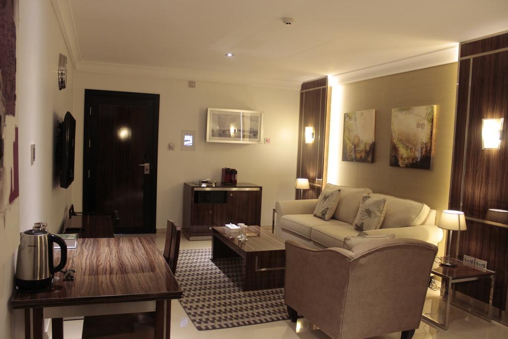 알 술탄 비치 리조트 알코르 외부 사진 A living room in a typical apartment