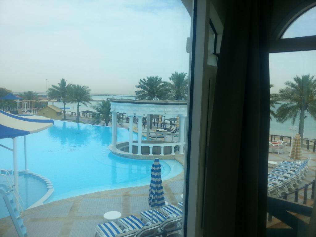 알 술탄 비치 리조트 알코르 외부 사진 View of the pool at the Al Khobar Hilton