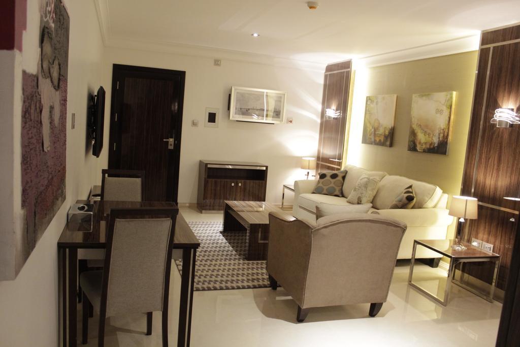 알 술탄 비치 리조트 알코르 외부 사진 A living room in a typical apartment
