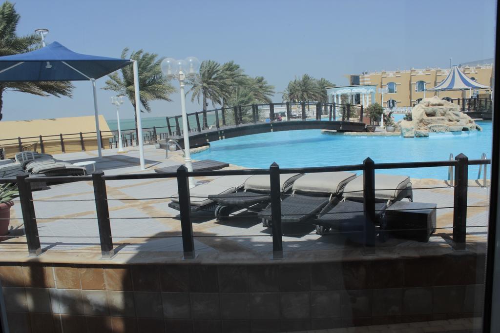 알 술탄 비치 리조트 알코르 외부 사진 The pool at the resort