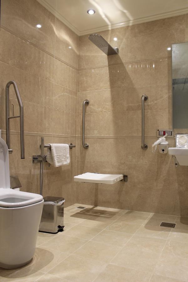 알 술탄 비치 리조트 알코르 외부 사진 Disabled toilet with a folding seat