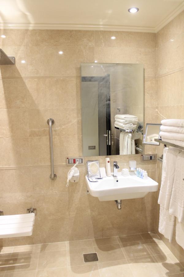 알 술탄 비치 리조트 알코르 외부 사진 Bathroom in a hotel room