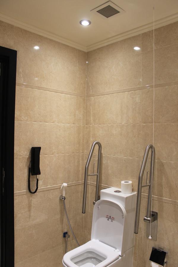 알 술탄 비치 리조트 알코르 외부 사진 A toilet with a grab rail