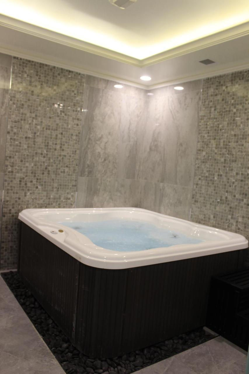 알 술탄 비치 리조트 알코르 외부 사진 A hot tub