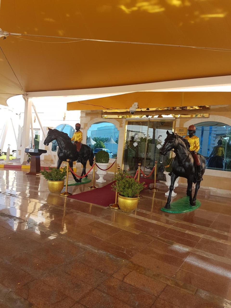 알 술탄 비치 리조트 알코르 외부 사진 Entrance of the Meydan Grandstand